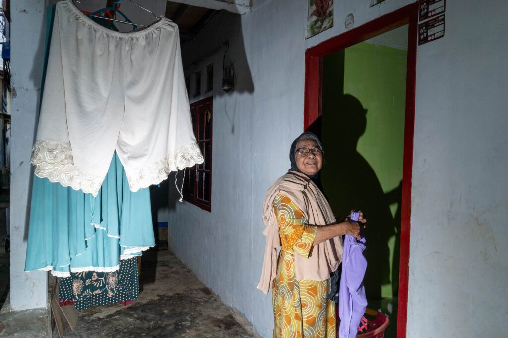 lady hanging washing in labuan bajo